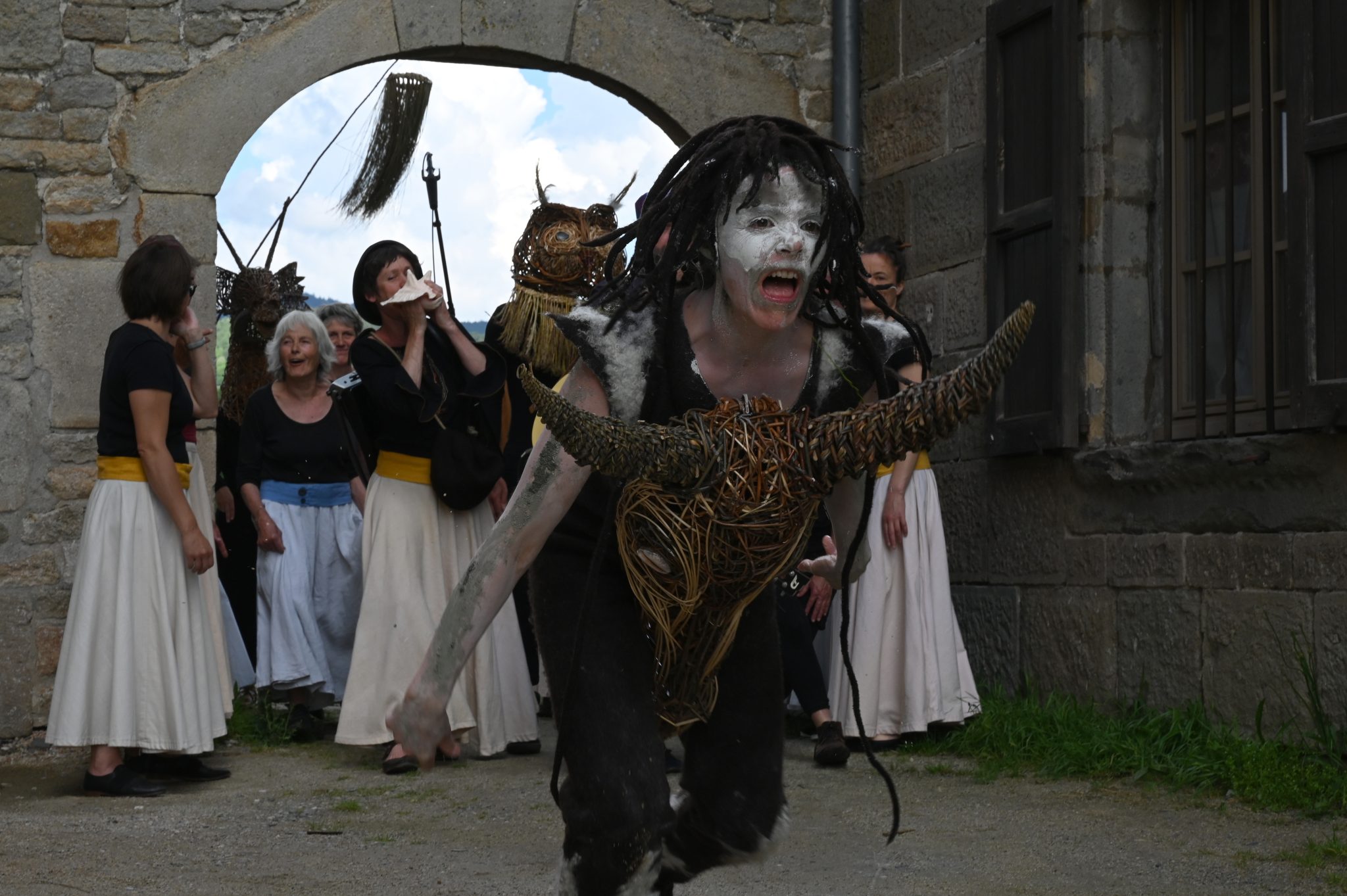 Coup de départ de la déambulation, Pauline Grospeaud, la bête, spectacle Reves, St. Julien Chapteuil, 2023, photo Cécilia Grand