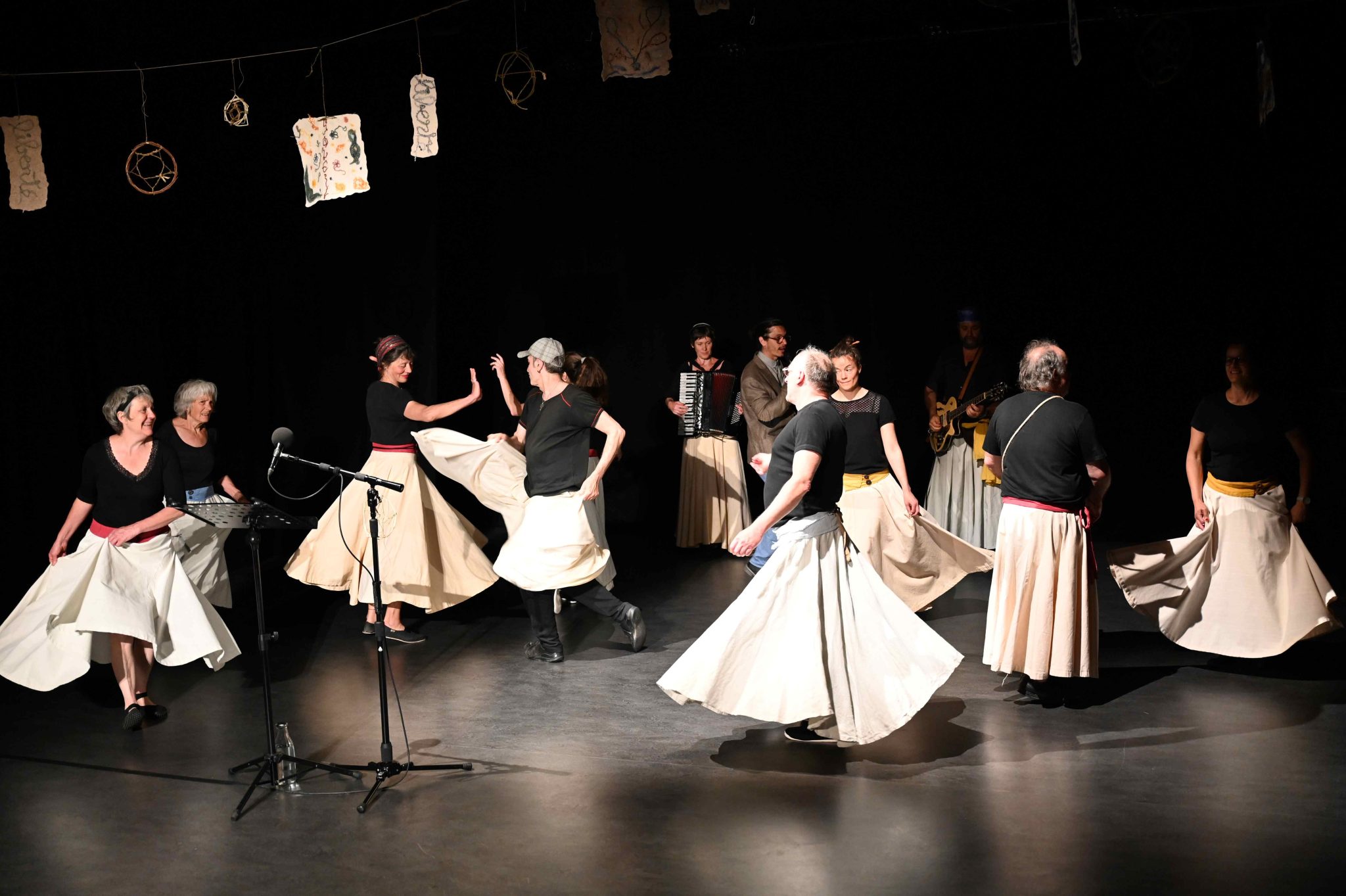 Entree du choeur dans la salle de spectacle, rêves, St. Julien Chapteuil, juin 2023, photo Cécilia Grand