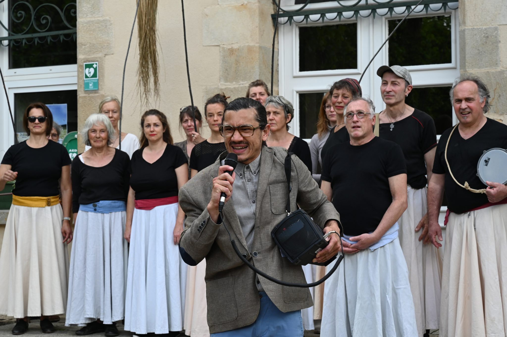 Le choeur de Rêve avec le linguiste (Yoann Jouneau comédien), déambulation, St. Julien Chapteuil, 2023, photo Cécilia Grand