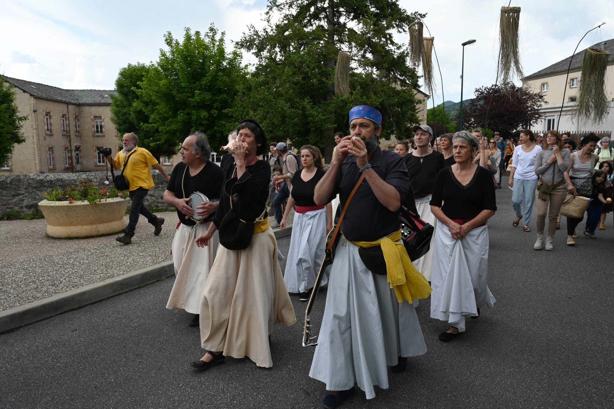 déambulation Rêves, Gautier Lajoinie guitare, Fenja Abraham accordéon, St. Julien Chapteuil, juin 2023, photo Cécilia Grand