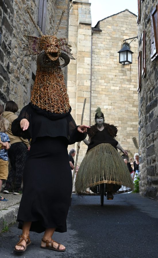 Déambulation dans les rues de Saint Julien Chapetuil, le dragon, masque des brindilleuses, le mage, Rapgael Faure, 2023, photo Cecilia grand