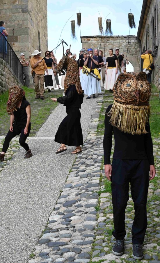 Départ de la déambulation, Rêves, le monde du mage, masques, les brindilleuses, St, Julien Chapteuil, photo Cécila Grand